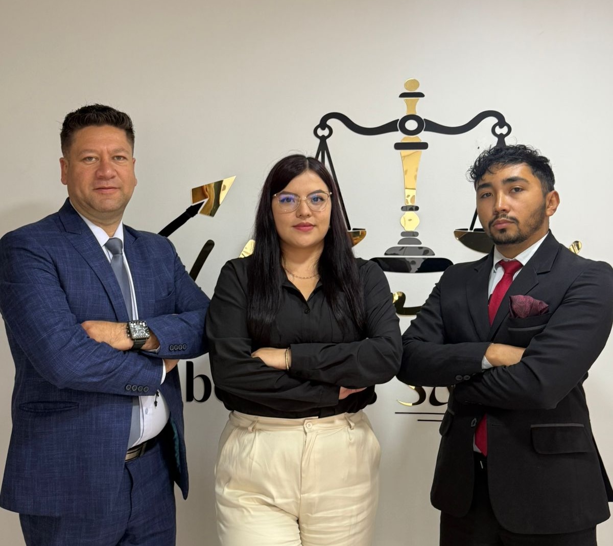 Equipo jurídico trabajando en estrategias legales
